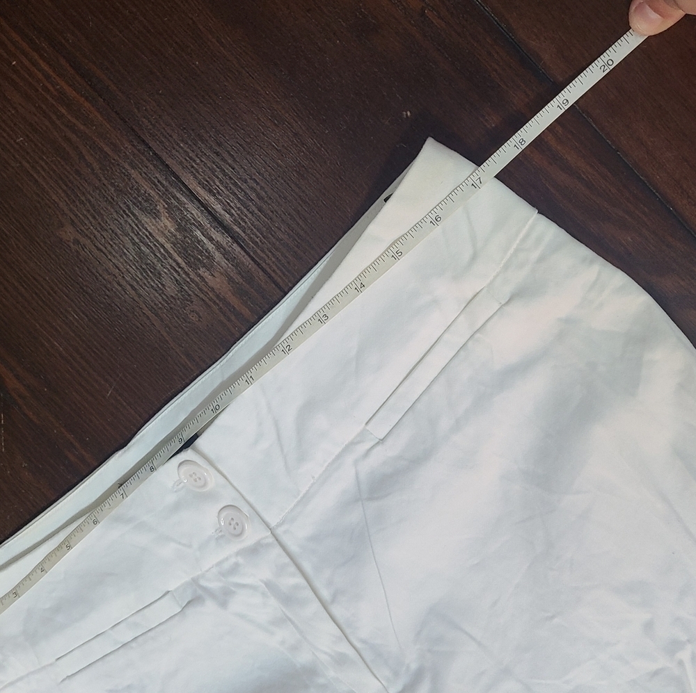 Le Chateau Shorts - Picture 4 of 9